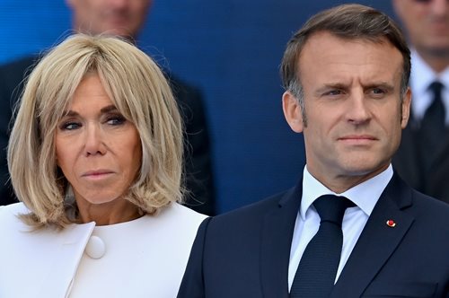 Εμμάνουελ Μακρόν: Η κάπως παρατεταμένη αγκαλιά του με την Υπ. Αθλητισμού και το φιλί στον λαιμό