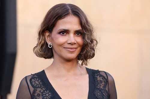 H Χάλι Μπέρι, άκρως εντυπωσιακή στα κόκκινα, αποκάλυψε πως ο Prince της είχε ζητήσει να βγουν