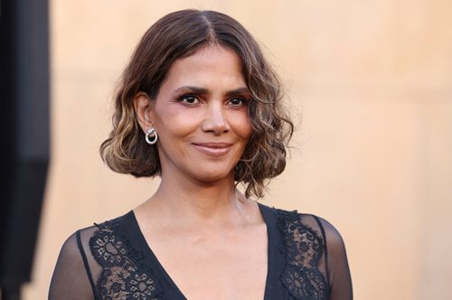 Η Χάλι Μπέρι έκλεψε την παράσταση με το naked dress που επέλεξε για την πρεμιέρα της ταινίας The Union