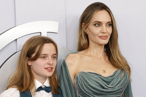 Tony Awards: Θρίαμβος για την παράσταση της Αντζελίνας Τζολί The Outsiders, στο πλευρό της η κόρη της Βίβιαν