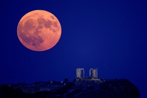 Η Υπερπανσέληνος μέσα από τον φακό του Reuters- Εικόνες που κόβουν την ανάσα