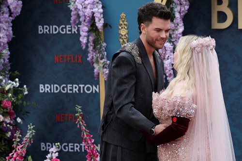 Bridgerton 3, μέρος 2ο: Η λαμπερή πρεμιέρα στο Λονδίνο και όλα τα πιπεράτα που αναμένουμε...