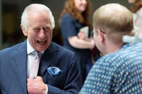 H επιστροφή του βασιλιά Κάρολου: Συμβολική η πρώτη του επίσκεψη- συνάντησε καρκινοπαθείς