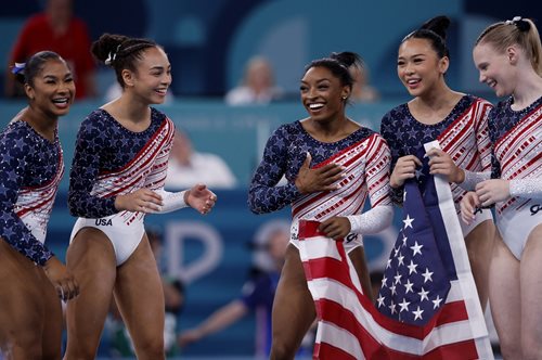Ολυμπιακοί Αγώνες: Όλοι οι διάσημοι που ζητωκραύγαζαν για τη νίκη της Μπάιλς και των ΗΠΑ στην ενόργανη