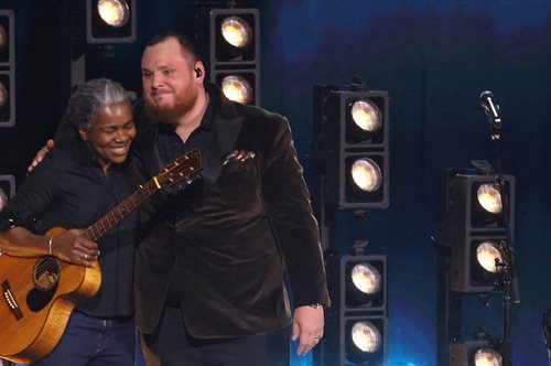 To Fast Car της Τρέισι Τσάπμαν γίνεται ν. 1 στο iTunes μετά την εμφάνιση στα Grammy