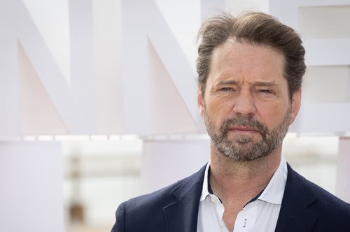 Τζέισον Πρίστλεϊ: Πώς βιώνει τον θάνατο των συμπρωταγωνιστών του, Λουκ Πέρι και Σάνεν Ντόχερτι