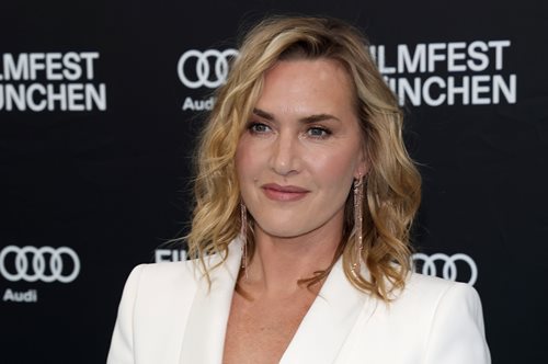 Η Κέιτ Γουίνσλετ στην απόλυτα chic καλοκαιρινή εμφάνιση με λευκό κοστούμι