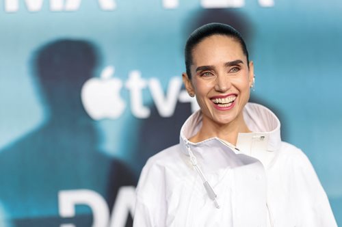 Τζένιφερ Κόνελι: Της ταιριάζει πολύ το total Louis Vuitton outfit