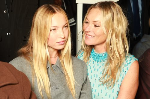 Κέιτ Μος και Λίλα Μος: Μαμά και κόρη πρωταγωνιστούν σε νέα καμπάνια και εντυπωσιάζουν με το πόσο πολύ μοιάζουν