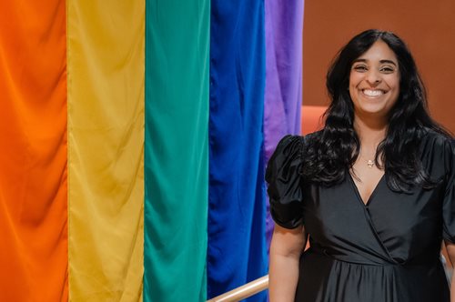 Η Υπουργός της Νορβηγίας, Λούμπνα Τζάφερι έδειξε το στήθος της δημόσια -και είχε λόγο