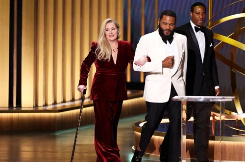 Βραβεία Emmy 2024: H Κριστίνα Άπλγκεϊτ εμφανίστηκε με μπαστούνι στην σκηνή και αποθεώθηκε με το κοινό να την χειροκροτεί όρθιο