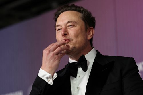 Ο Ελον Μασκ αποθεώνει την Ελένη Τσολάκη - 