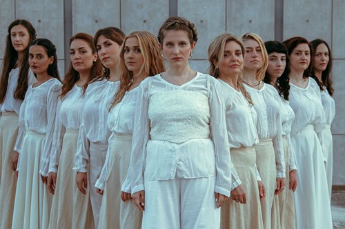 CHÓRES: Το γυναικείο χορωδιακό σύνολο στη Λυρική σκηνή υπό την καλλιτεχνική διεύθυνση της Μαρίνας Σάττι