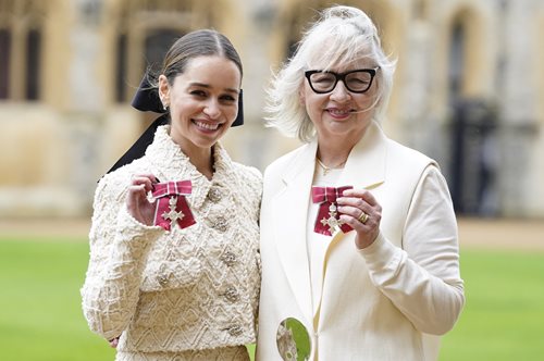 Η Εμίλια Κλαρκ και η μητέρα της έγιναν μέλη του Βρετανικού Τάγματος