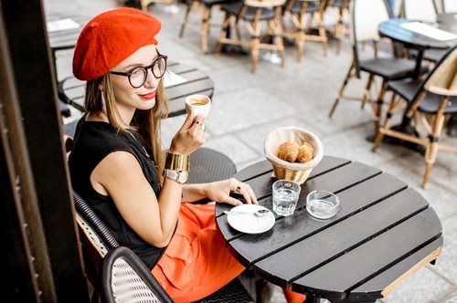 Οι συμβουλές μόδας που ακολουθούν οι Γαλλίδες για très chic καλοκαιρινό στιλ
