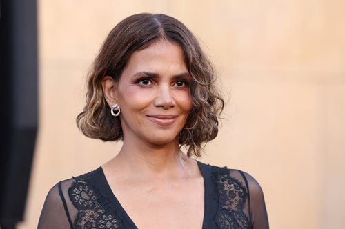 Η Χάλι Μπέρι ουρλιάζει πως βρίσκεται σε εμμηνόπαυση- Κι έχει πολύ σοβαρούς λόγους για αυτό