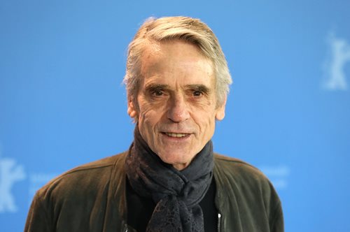 Wow: Ο Τζέρεμι Άιρονς θα υποδυθεί τον πατέρα της Τζένιφερ Άνιστον στο 