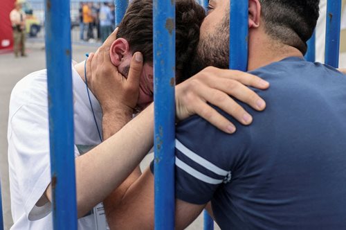 Ναυάγιο στην Πύλο: Η συγκινητική συνάντηση του 17χρονου Μοχάμεντ με τον αδερφό του Φάντι