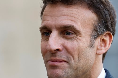 Ο Εμάνουελ Μακρόν τραγουδά το βράδυ, στο Παρίσι- και δεν είναι ωραίο