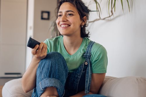 Τι να δούμε στο Ertflix: 2 σειρές και 6 ταινίες για να κλείσεις παντζούρια, να βάλεις air-ψondition και να κάνεις binge watching