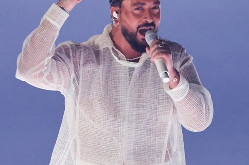 Ο Slimane κάνει διακοπές στην Ελλάδα σε κάποιο νησί- το 