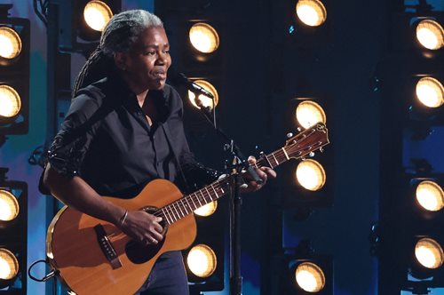 Τρέισι Τσάπμαν: 10 πράγματα που πρέπει να ξέρεις για τη σπουδαία τραγουδοποιό