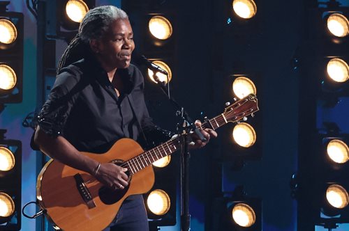 Μάγεψε η Τρέισι Τσάπμαν στην τελετή των βραβείων Grammy