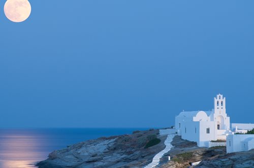 Δεκανπενταύγουστος: Ποια πιάτα στολίζουν το γιορτινό τραπέζι στην Ελλάδα;