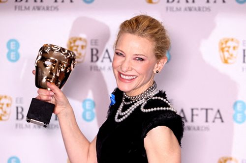 Η Κέιτ Μπλάνσετ στην Πάρο κάνει διακοπές και το διασκεδάζει με την ψυχή της