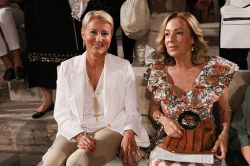 Νατάσα Παζαΐτη: Μαυρισμένη, με εντυπωσιακά κοσμήματα και λευκό μπλέιζερ στο Ηρώδειο