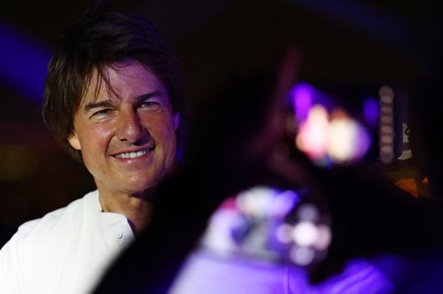 Το είπε και το έκανε- Ο Τομ Κρουζ έπεσε από τον ουρανό, πήρε την ολυμπιακή σημαία κι έφυγε με τη μηχανή του