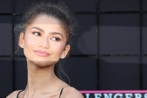 Zendaya: Ξετρέλανε τους φαν η εμφάνιση της με το μαύρο φόρεμα της Vera Wang