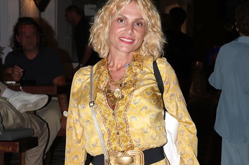 Ελεωνόρα Ζουγανέλη: Κατάξανθη με εμπριμέ καφτάνι στη Σύμη