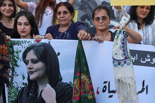 Όταν η Ακροδεξιά ανεβαίνει στην ΕΕ: Μάχσα Αμινί ΚΑΙ Έλον Μασκ υποψήφιοι για το Βραβείο Ζαχάροφ!