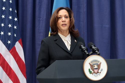 Κάμαλα Χάρις: Θα γίνει η πρώτη Πρόεδρος των ΗΠΑ σπάζοντας τη γυάλινη οροφή;