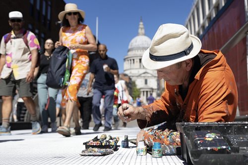 Ο Μπεν Γουίλσον ζωγραφίζει τις τσίχλες που φτύνουν στον δρόμο