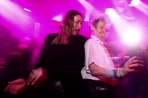 Put Your Hands Up: 80χρονοι παρτάρουν σε night club και ανεβάζουν το κέφι για όλους