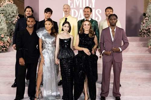 Emily in Paris: Πώς ο Ντέιβιντ Μπέκαμ άλλαξε τη ζωή ενός από τους πρωταγωνιστές της σειράς