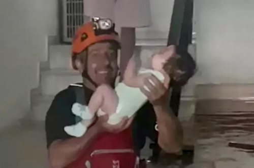 Η συγκινητική στιγμή που άνδρας της ΕΜΑΚ απεγκλωβίζει μωράκι και το δίνει στη μητέρα του