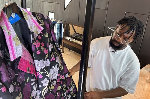 Τα ρούχα του σχεδιαστή Adeju Thompson δεν γνωρίζουν φύλο και φοριούνται από όλους, όλες, όλα