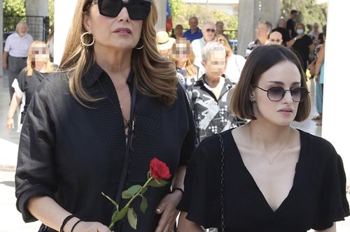 Άντζελα Γκερέκου: Με την κόρη της στο μνημόσυνο του Τόλη Βοσκόπουλου