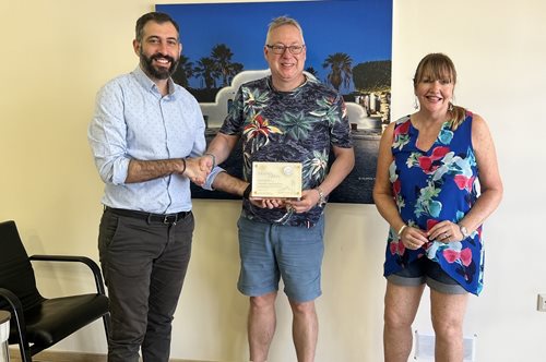 Ρόδος: Τιμήθηκε ζευγάρι Βρετανών που έχει επισκεφθεί το νησί πάνω από 100 φορές