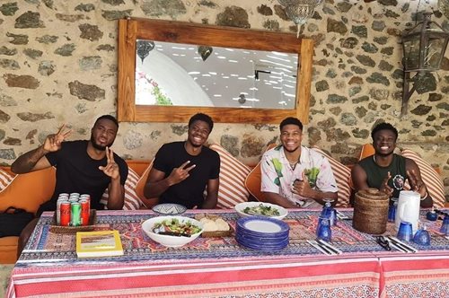 Αυτό είναι καλοκαίρι: Όλοι οι Αντετοκούνμπο μαζί