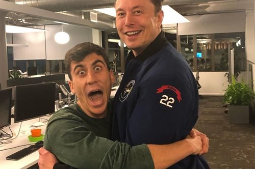 Κύπρος: Σάλος με τη συμπεριφορά του Youtuber- Ευρωβουλευτή Φειδία Παναγώτου σε παιδιά αγνοούμενων