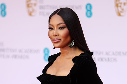 Ναόμι Κάμπελ: Υπογράφει σειρά 