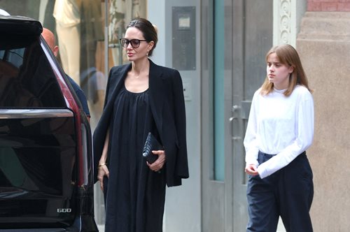 Η Αντζελίνα Τζολί με τη νέα της βοηθό στο θέατρο, την κόρη της Βιβιάν