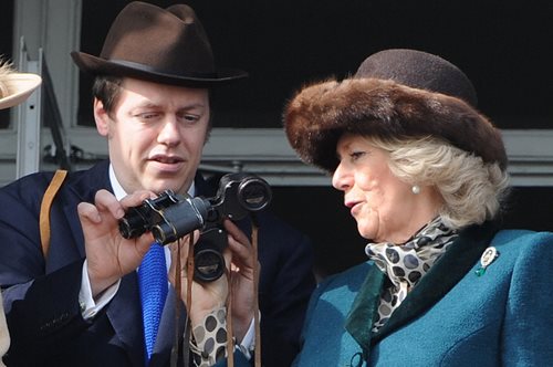 Ο γιος της βασίλισσας Καμίλα, Τομ Πάρκερ Μπόουλς γράφει βασιλικό βιβλίο μαγειρικής