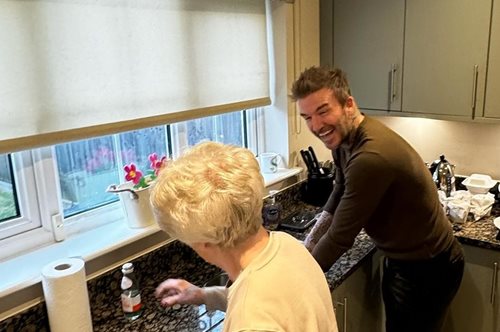 Ο Ντέιβιντ Μπέκαμ μόλις έγινε πιο cool πλέοντας τα πιάτα στο σπίτι της μαμάς του