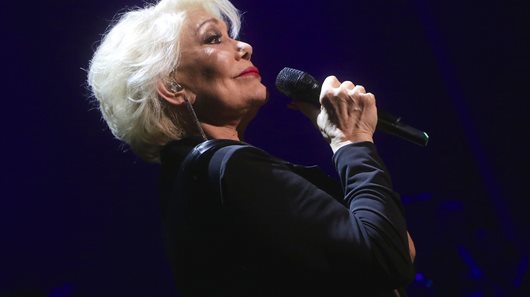 H Μαρινέλλα στο πλευρό του Στέλιου Καζατζίδη με μαύρο ταγιέρ και το χαρακτηριστικό hair look των 60s