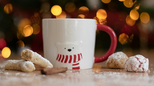 Θέλετε πεντακάθαρες κούπες χωρίς στίγματα; Το πανεύκολο hack με ένα υλικό που έχετε σίγουρα στο ψυγείο